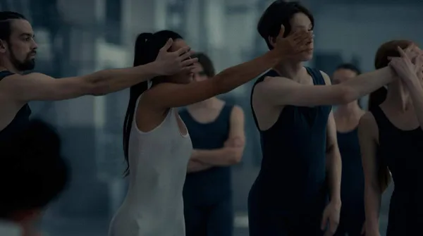 ОНА ТАНЦУЕТ