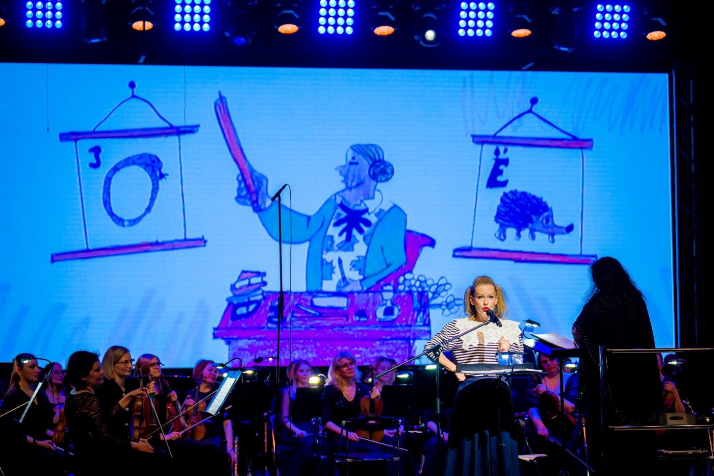 Юлия Пересильд подарила юным художникам книги