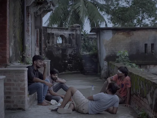 По обе стороны пруда