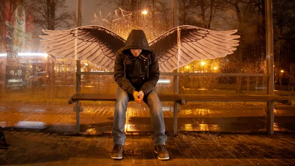 НЕСУЩИЙ СВЕТ, КАМЕРУ И БОЛТОРЕЗ